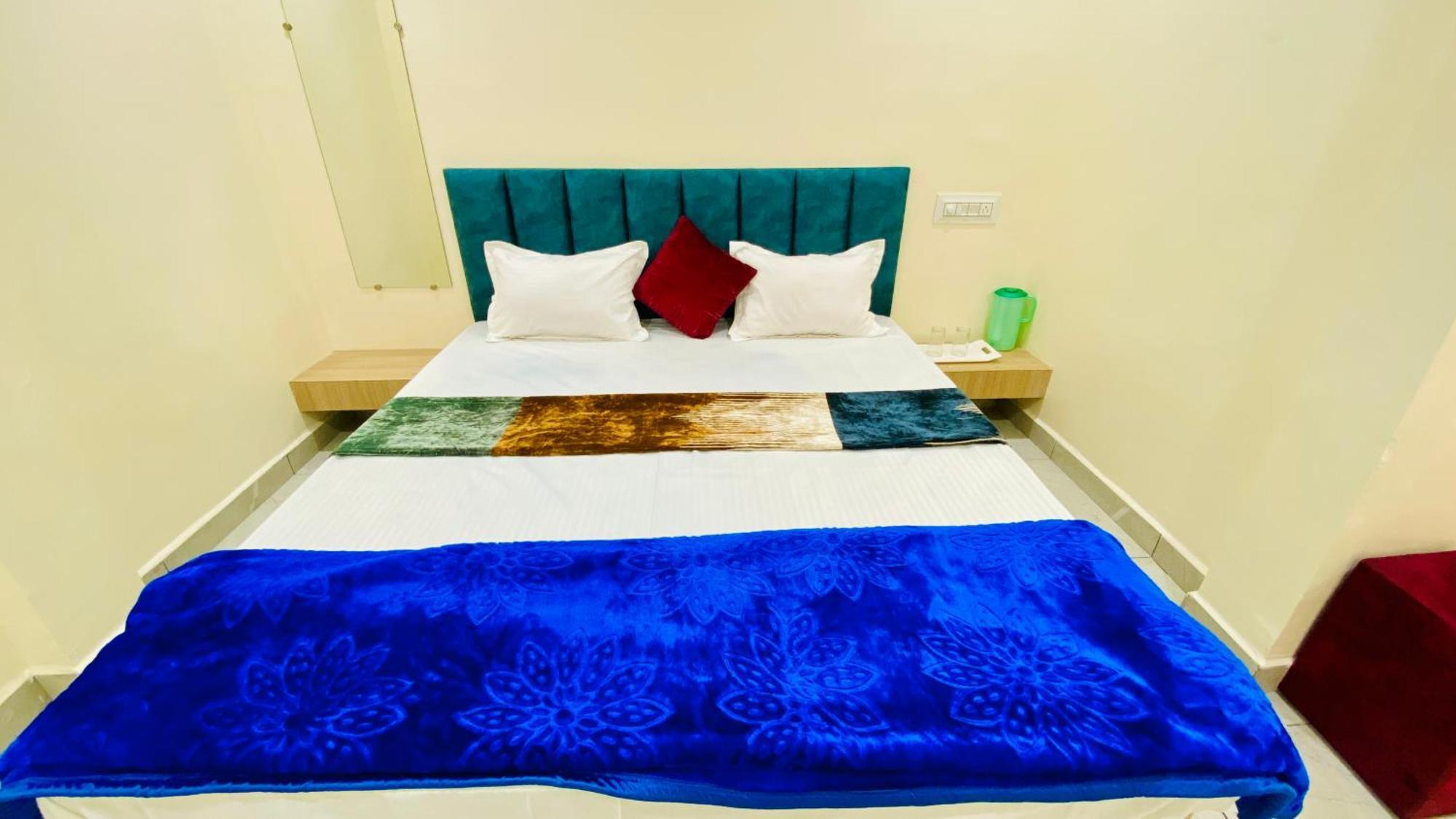 Hotel Raghavan In Front Of Railway Station Platform No 8 Удджайн Экстерьер фото