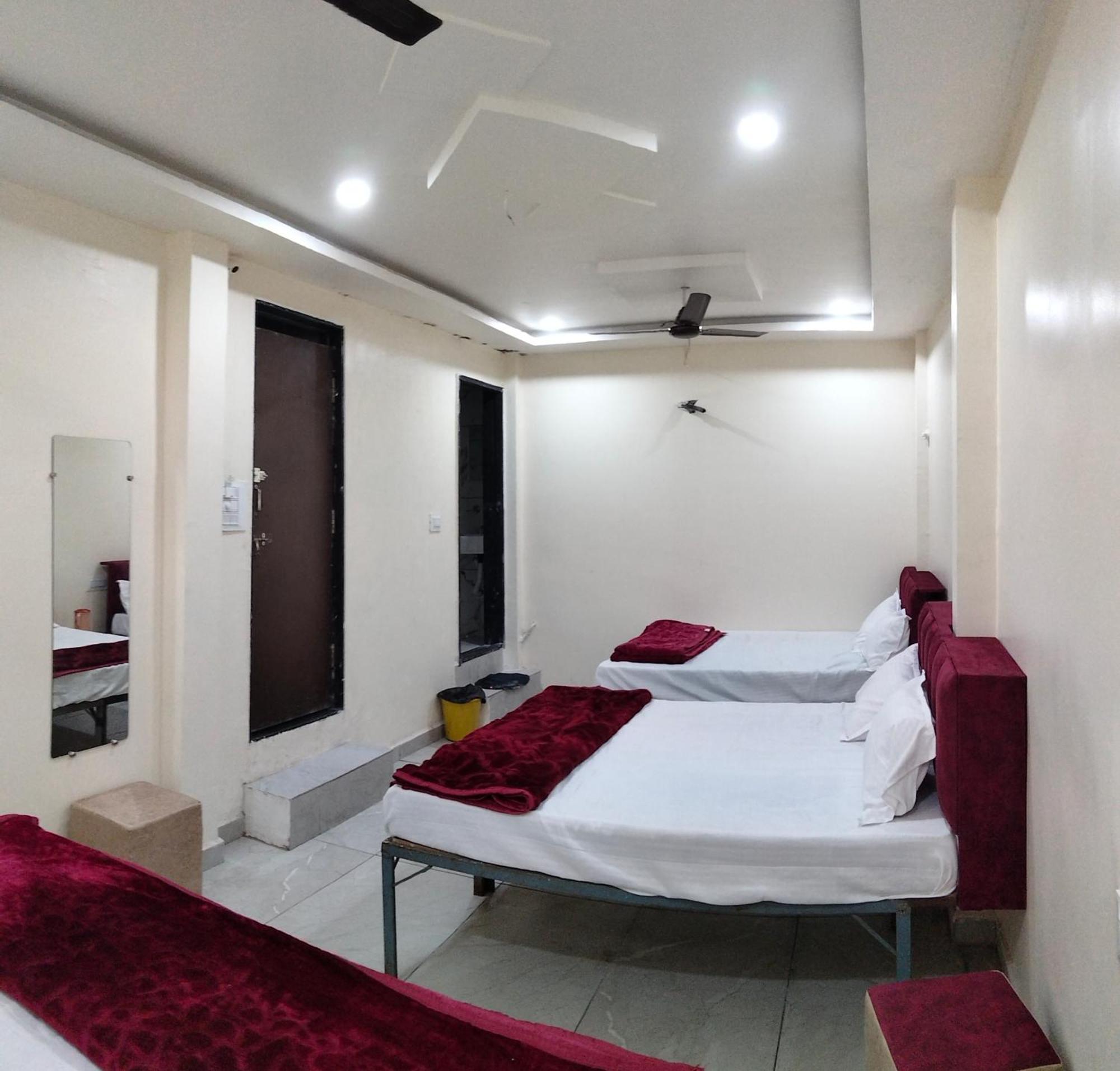 Hotel Raghavan In Front Of Railway Station Platform No 8 Удджайн Экстерьер фото